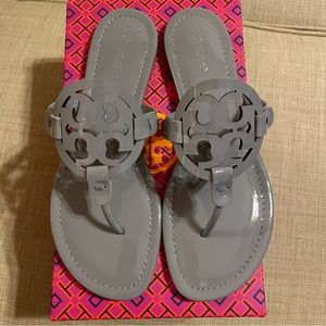 NIB Tory Burch Miller Patent Sandals in Malta Gray